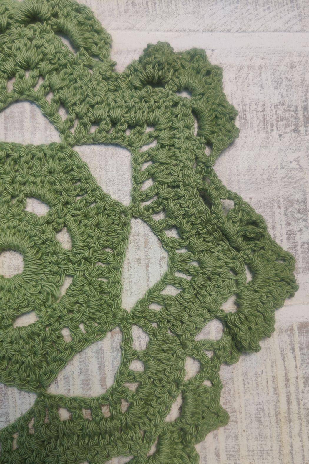 Sass Obsessed Green Crochet Table Mat 1 (1)